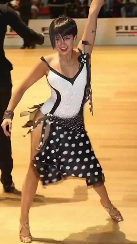 AI Video from prompt: The girl is dancing the jive, performing a Cuban
