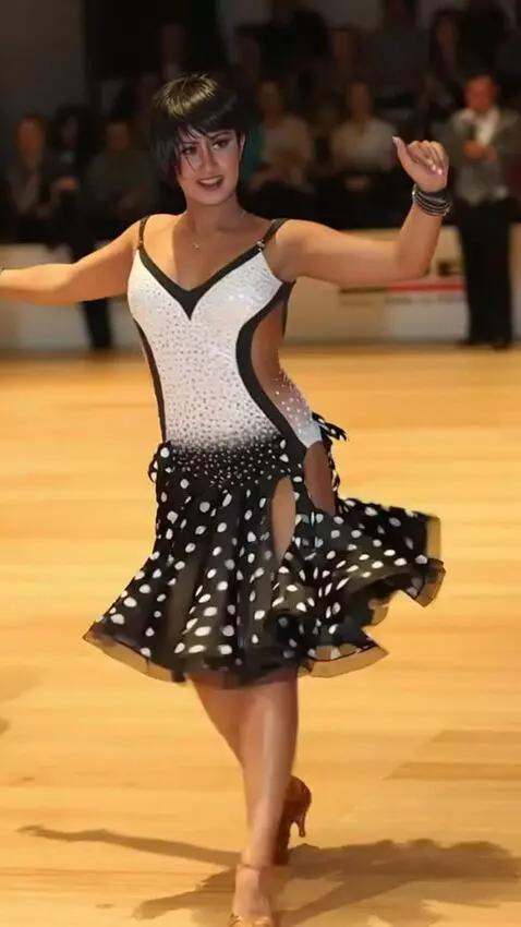 AI Video from prompt: The girl is dancing the rumba, performing a Cuba