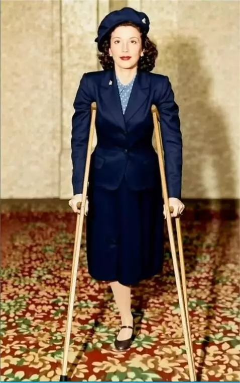 AI Video from prompt: A woman with the left leg amputated up to the up