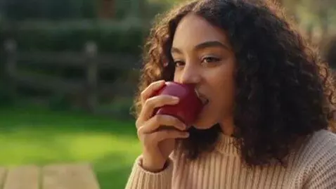 AI Video from prompt: girl eating a apple