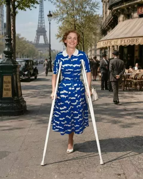 AI Video from prompt: A woman with the right leg amputated up to the u