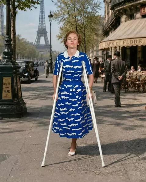 AI Video from prompt: A woman with the right leg amputated up to the u