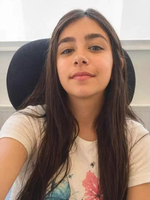AI Video from prompt: Can you generate a video of me looking into the 