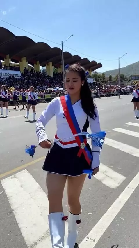 AI Video from prompt: The girl is juggling in the parade and lifts her