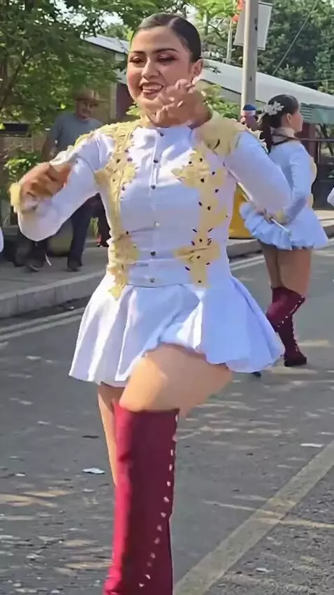 AI Video from prompt: The girl is dancing and juggling in the parade, 