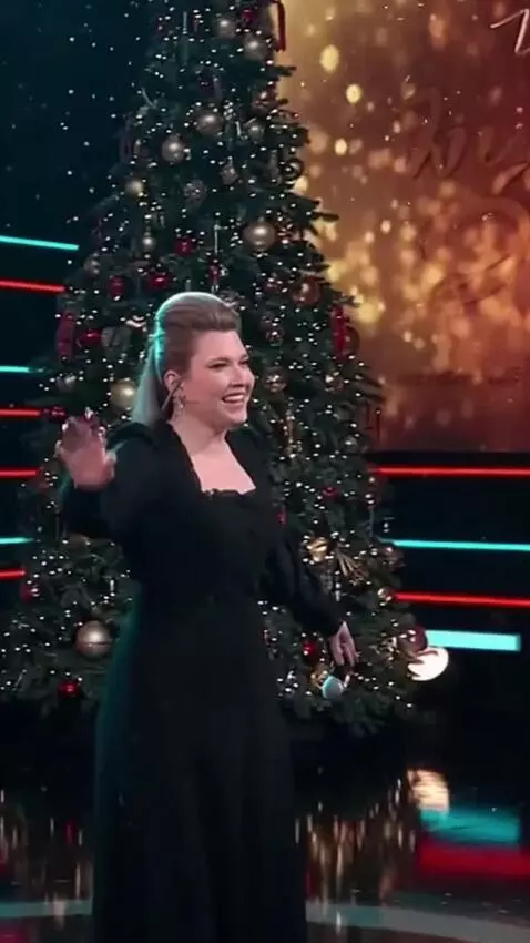 AI Video from prompt: The girl is singing “Jingle Bells” on New Year’s