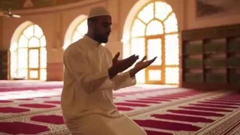 AI Video from prompt: Man praying in mosque