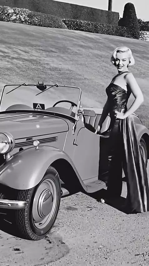 AI Video from prompt: Marilyn Monroe gets into the car, and the camera