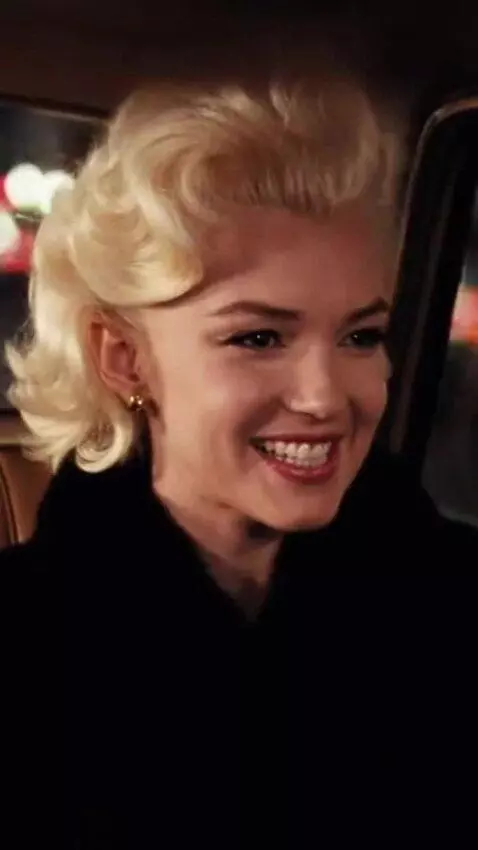 AI Video from prompt: Marilyn Monroe is sitting in the back seat and s