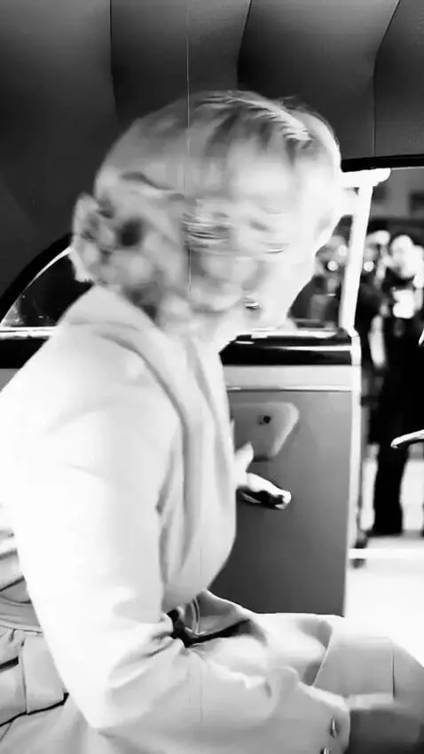 AI Video from prompt: Marilyn Monroe is sitting in the back seat and g