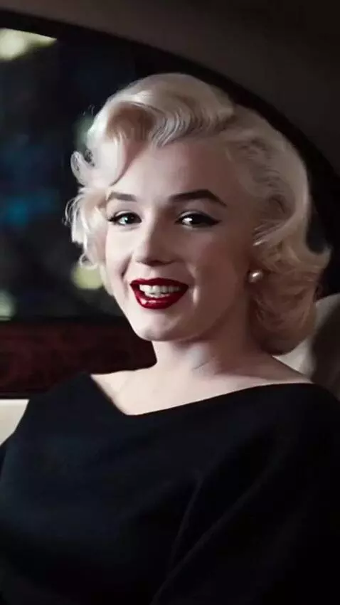 AI Video from prompt: Marilyn Monroe is sitting in the back seat, look