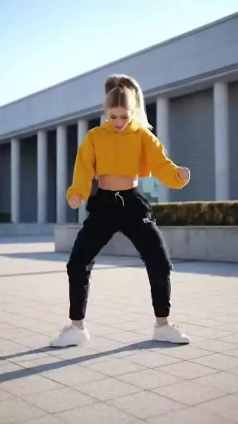 AI Video from prompt: Blonde dancing twerk