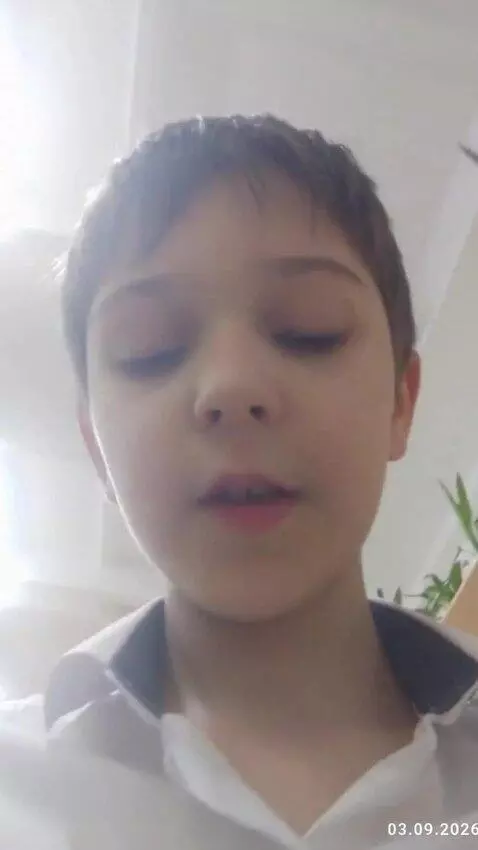 AI Video from prompt: Ultra-Realistic video in Russian: This guy takes