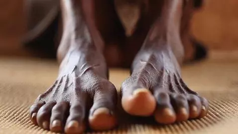 AI Video from prompt: a skinny african 80 years old pretty woman showi
