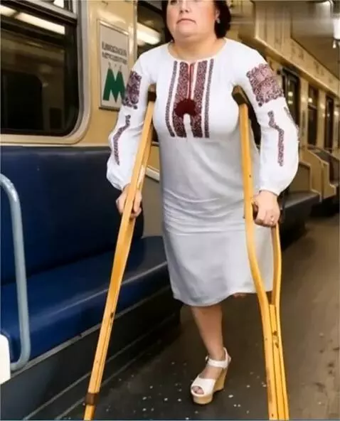 AI Video from prompt: The  woman with the left thigh amputated up to t