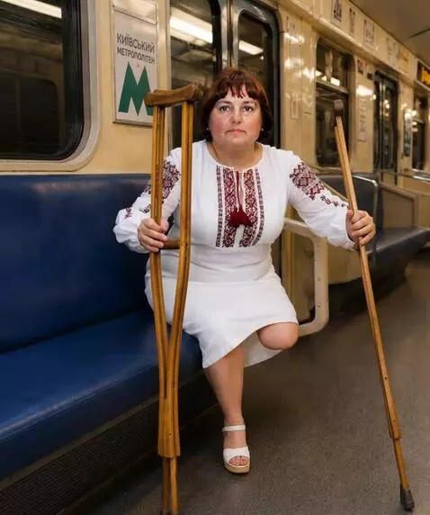 AI Video from prompt: The woman with the left thigh amputated up to th