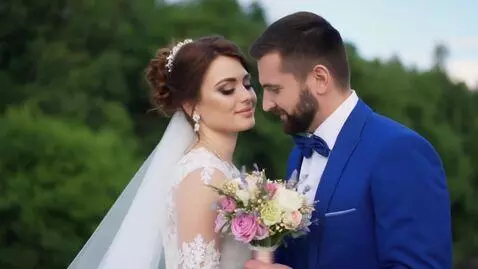 AI Video from prompt: Un fotomodel european,defilează desculță printre