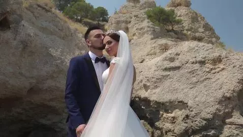 AI Video from prompt: o sirenă superbă,cu parul ondulat,inoată printre