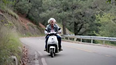 AI Video from prompt: a old women is riding herr scooter and then gett