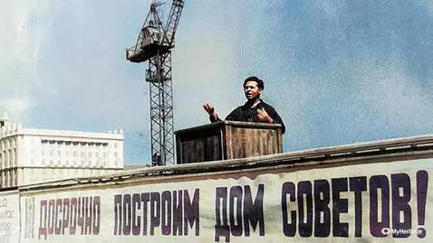 AI Video from prompt: СССР, 1956 год. Мужчина выступает с трибуны с эм