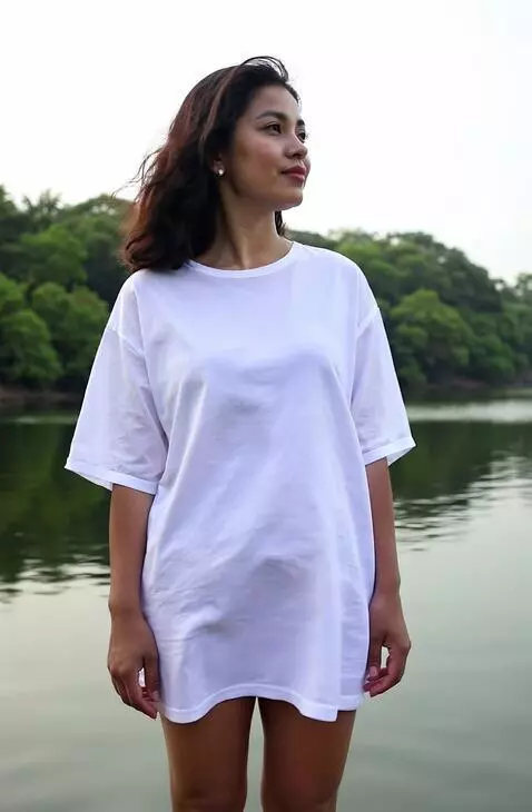 AI Video from prompt: Gambarkan Di tepi danau yang tenang, berdiri seo