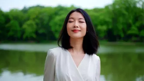 AI Video from prompt: Objective: Create a peaceful and elegant scene f