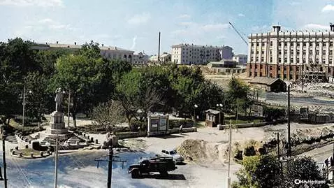 AI Video from prompt: Улица города с памятником Ленину в  СССР, 1956 г