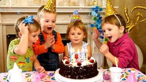 AI Video from prompt: Kids birthday party with cake
