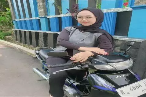 AI Video from prompt: She sing a song
