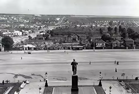 AI Video from prompt: Городская площадь. СССР, 1958 год. Документальны