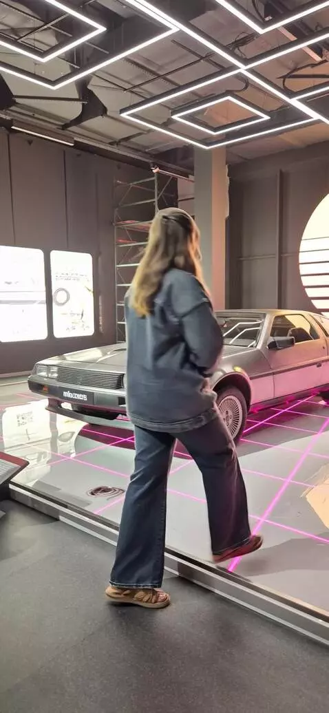 AI Video from prompt: Девушка садиться в машину и уезжает в даль где м