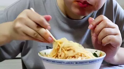 AI Video from prompt: Il mange des nouilles