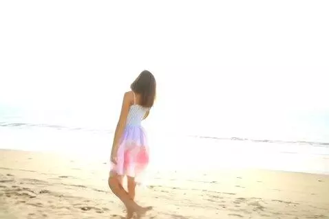 AI Video from prompt: A cute girl walking on the beach