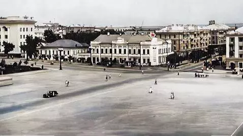AI Video from prompt: СССР, 1950 год. Городская площадь. Камера zoom i