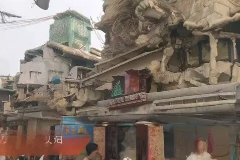 AI Video from prompt: 以《英雄联盟》中的赏金猎人厄运小姐为原型，生成高清视频。画面风格参考所提供图片，要求具备精致细腻