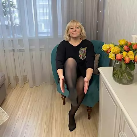 AI Video from prompt: a woman in tights without heels lifts her legs e