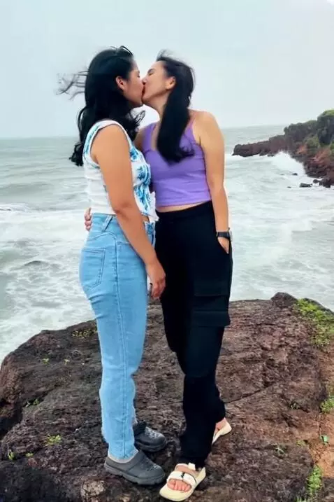 AI Video from prompt: Kissing for screen.