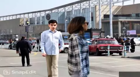 AI Video from prompt: Bakıda Cəfər və Rena xanım metroya qayıdaq
