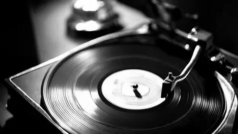 AI Video from prompt: An extreme close-up on a retro 1950s vynil recor