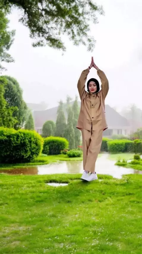 AI Video from prompt: wanita melakukan gerakan bergoyang kekiri dan ke