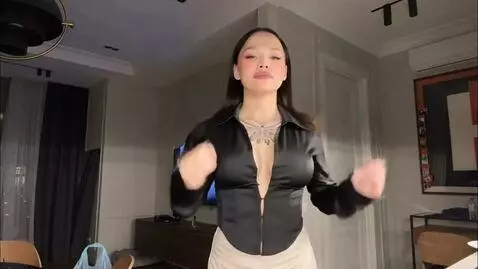 AI Video from prompt: снимает блузку