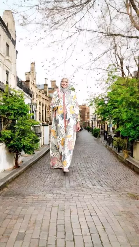 AI Video from prompt: Wanita berjalan ke depan kamera sambil mengelus 