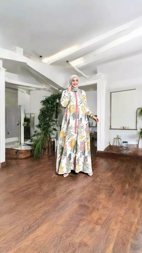 AI Video from prompt: Model bergoyang kekiri dan ke kanan tapi tidak b