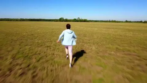 AI Video from prompt: owe.es and a clear blue sky, giving the atmosphe