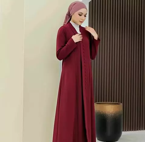 AI Video from prompt: wanita Ini mengusap gamisnya dan bergaya layakny