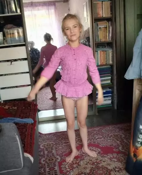 AI Video from prompt: Одеть в балерину и танцевать