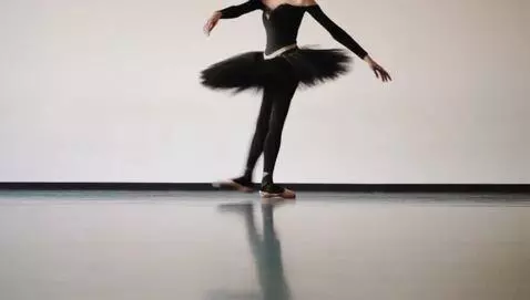 AI Video from prompt: Одеть в балерину