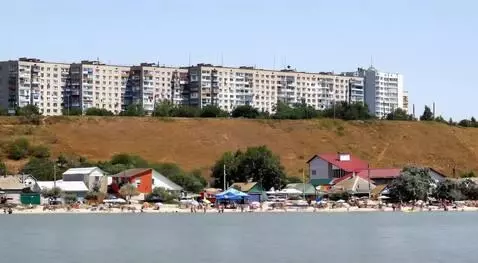AI Video from prompt: Огромные волны движутся к берегу