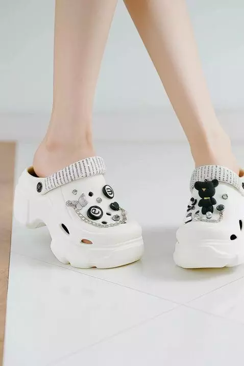 AI Video from prompt: Smooth tracking shot of feet walking in FENTINA 