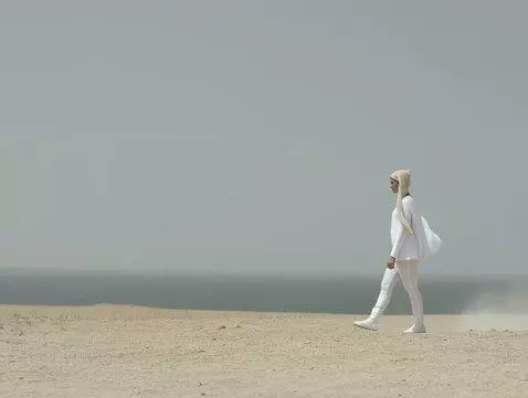 AI Video from prompt: Сорокалетняя снежная королева в белоснежных штан